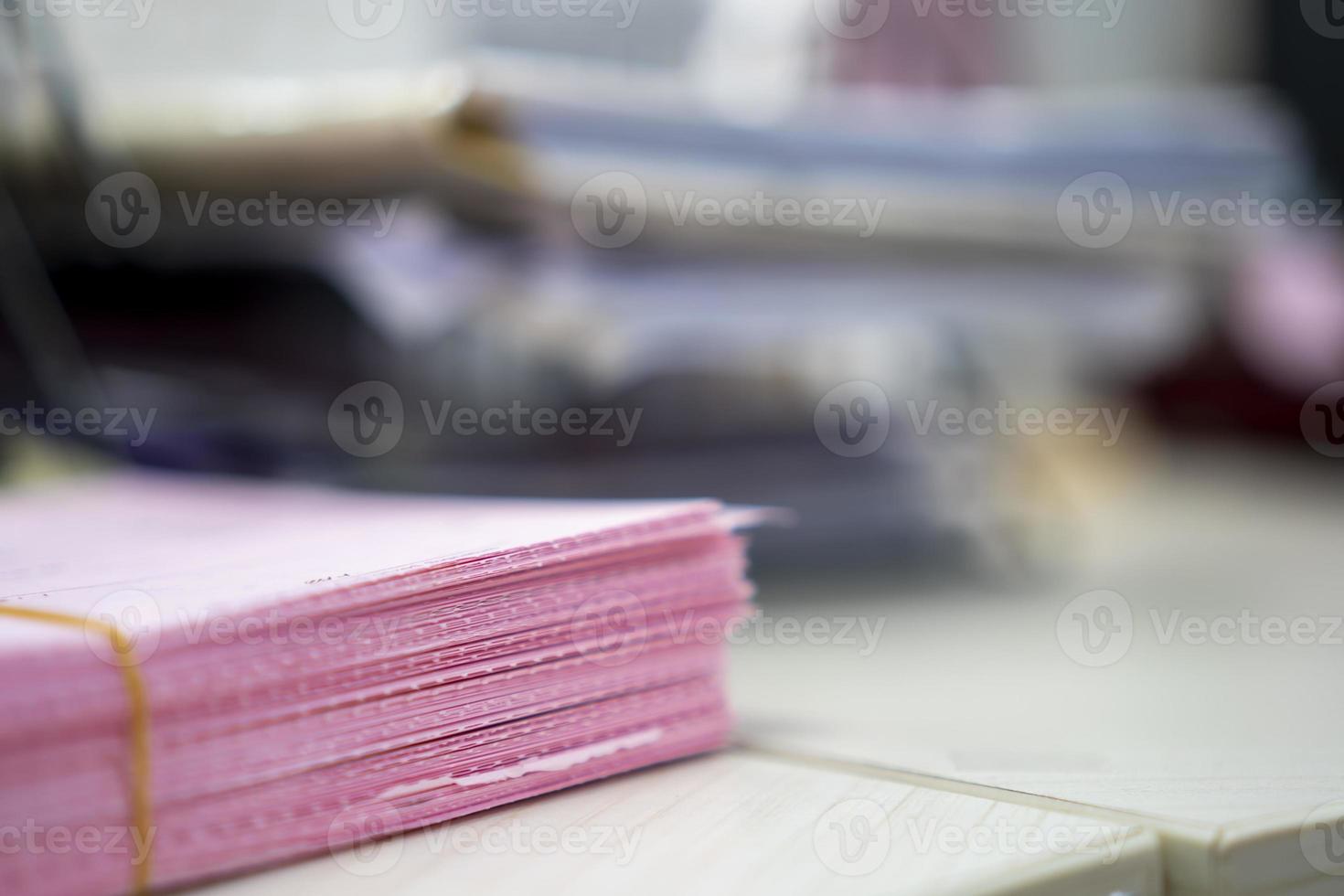 pila di carta, documento, molti lavori in attesa per essere fatto su il tavolo, occupato concetto foto