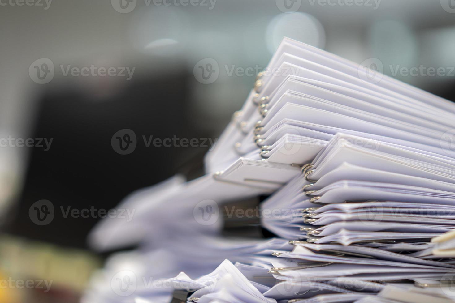 pila di carta, documento, molti lavori in attesa per essere fatto su il tavolo, occupato concetto foto