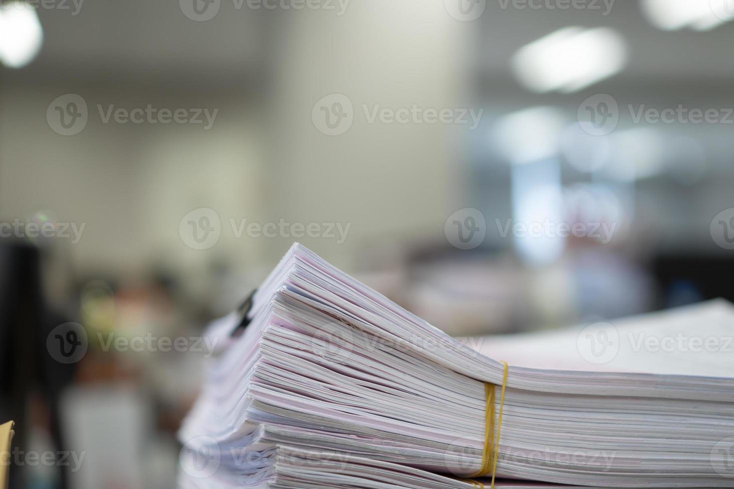 pila di carta, documento, molti lavori in attesa per essere fatto su il tavolo, occupato concetto foto