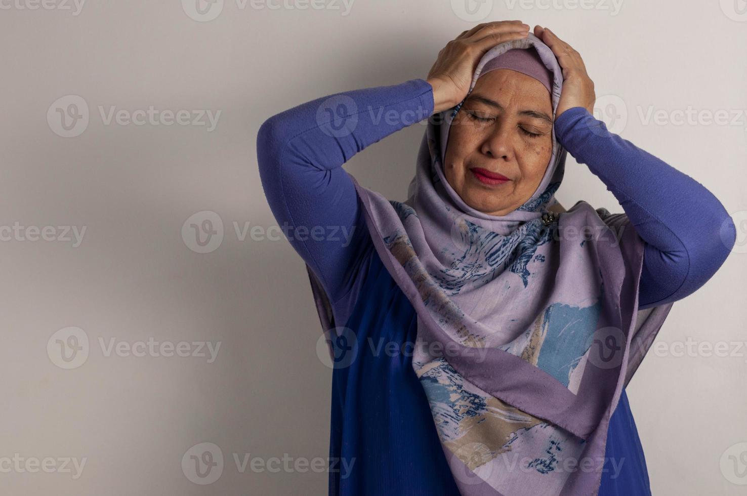 ritratto infelice maturo asiatico musulmano donna mostrando fatica gesto isolato su bianca sfondo foto
