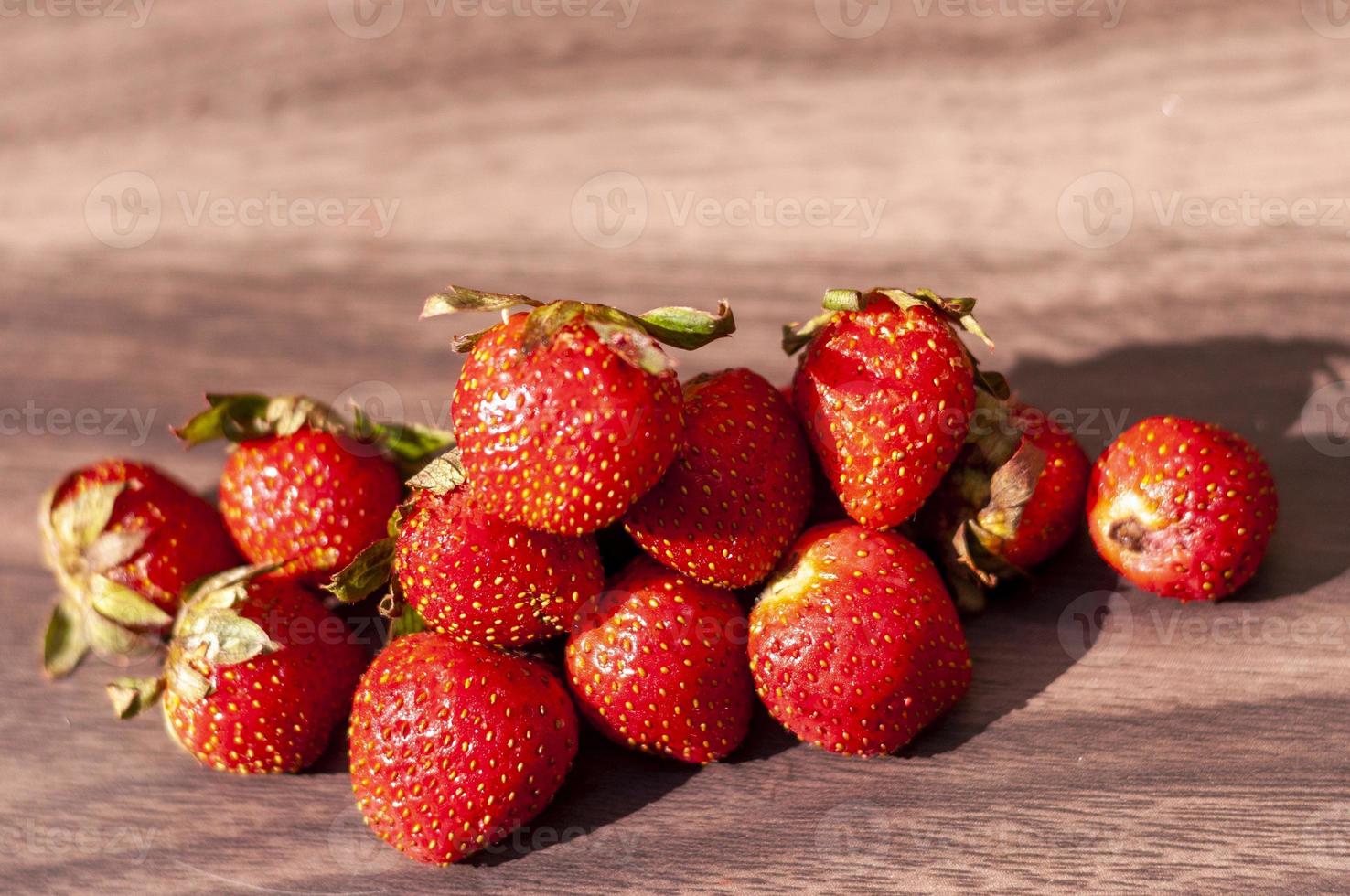 fresco fragola isolato su legna sfondo. salutare vivente concetto foto