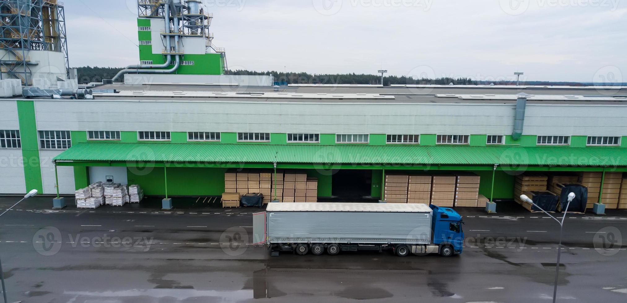 Caricamento in corso il camion a il fabbrica. trasporto. industriale magazzino foto