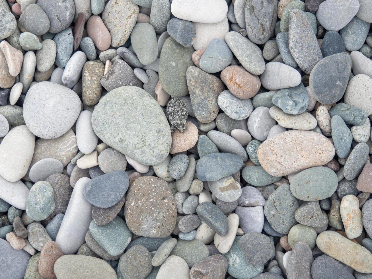 grande pietre su il spiaggia. sfondo a partire dal pietre. massi su il spiaggia. liscio ciottoli. foto