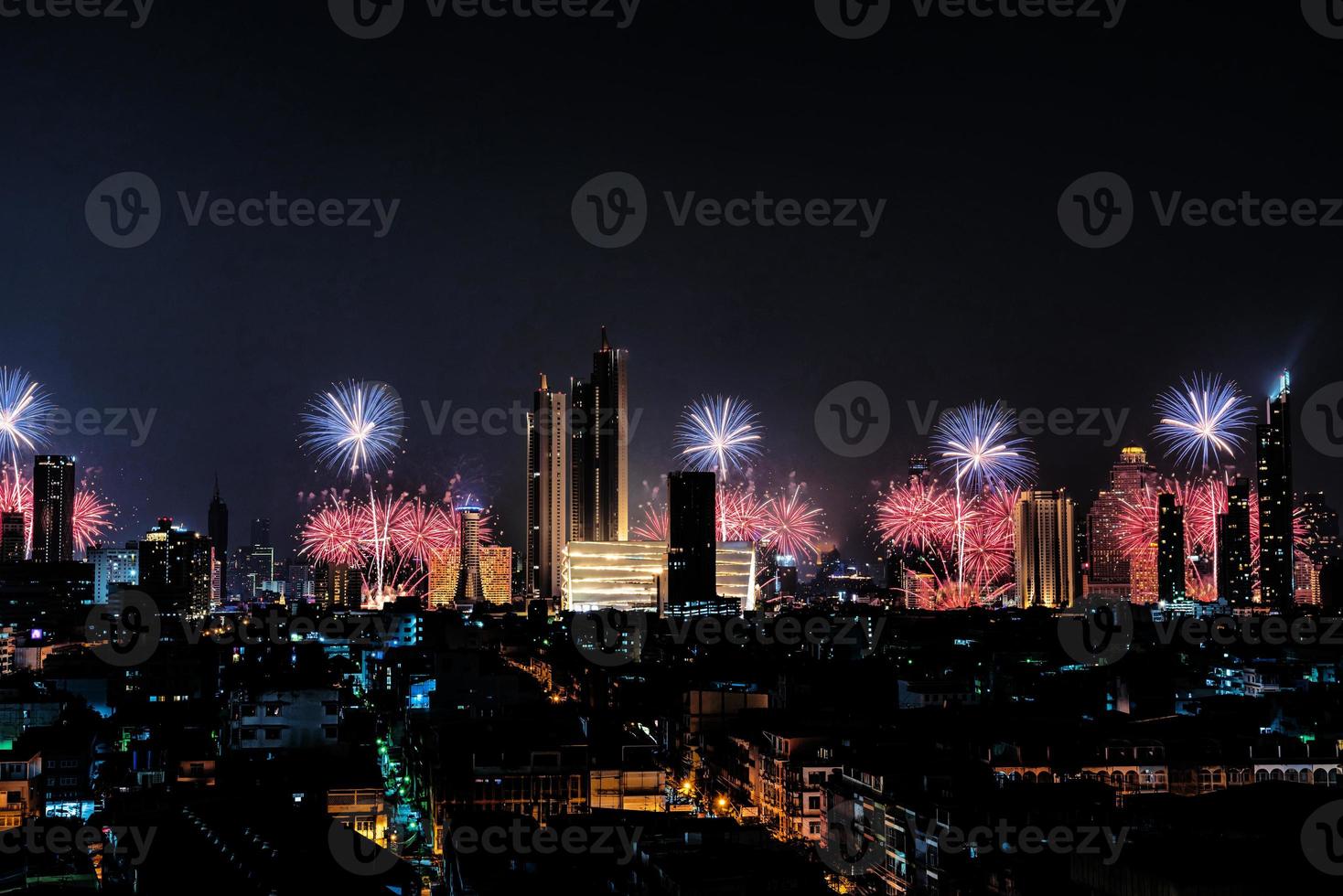 fuochi d'artificio sul fiume nel cielo scuro foto