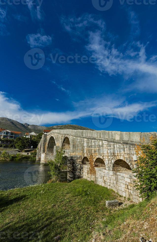 arslanagico ponte su trebisnjica fiume nel trebinje, bosnia e erzegovina foto