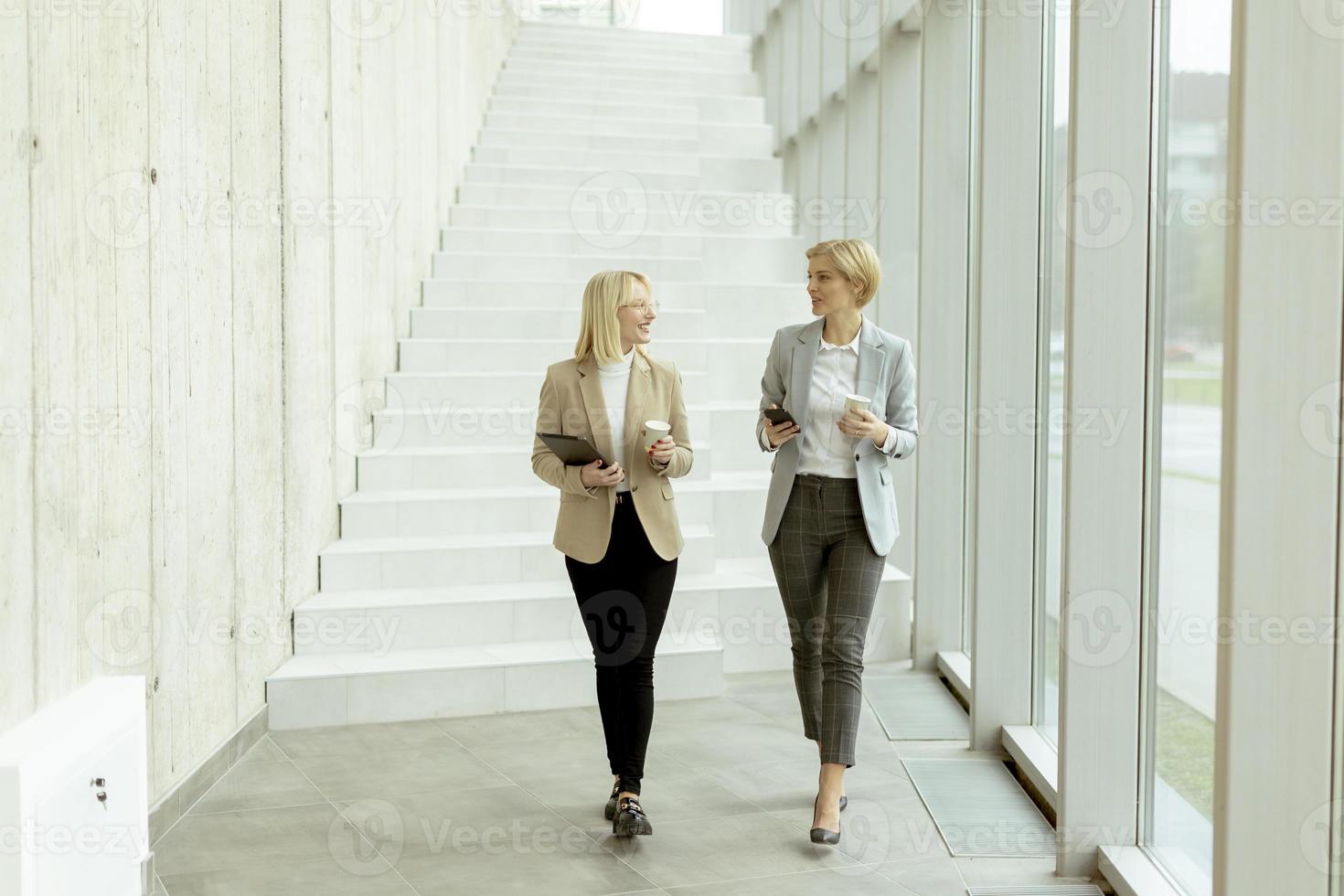 attività commerciale donne a piedi nel il ufficio corridoio foto