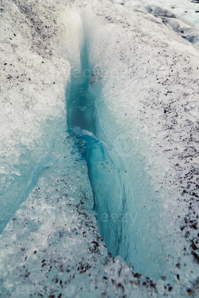 fossa con chiaro acqua nel ghiacciaio paesaggio foto