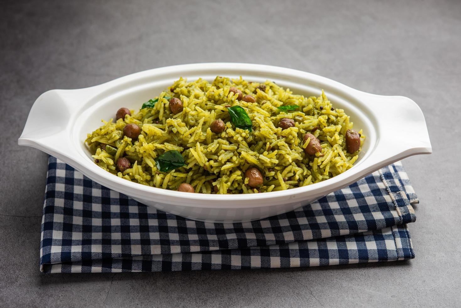 palak khichdi è un' uno pentola nutriente pasto di mung Lenticchie e riso con spinaci, indiano cibo foto