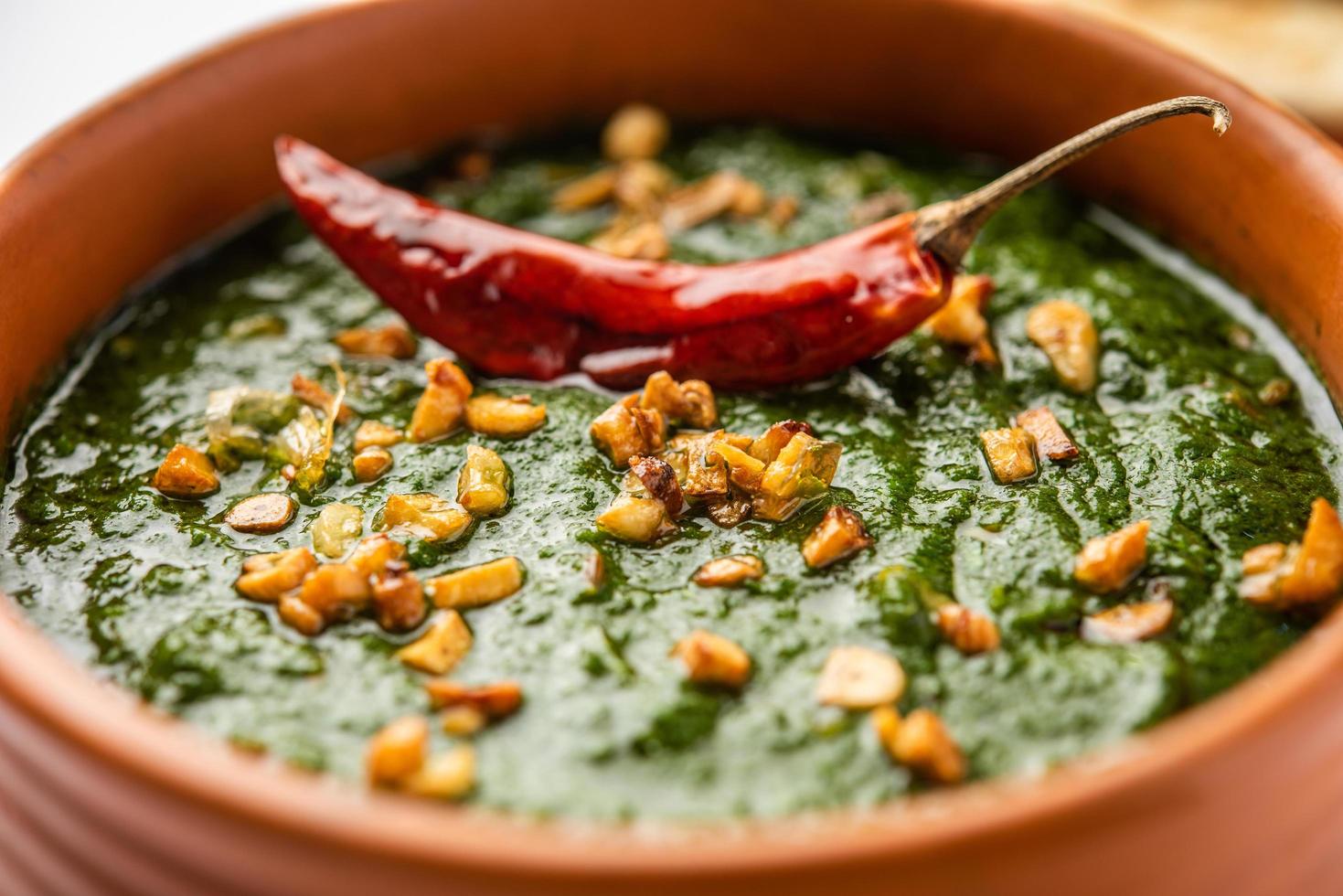 lasoni palak ricetta o dhaba stile aglio spinaci curry, indiano principale corso servito con naan foto