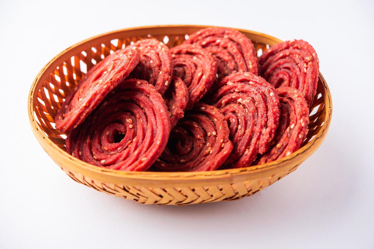 beatroot chakli, Murukku, barbabietola chakli, un' spirale fritte merenda a partire dal India fatto nel Diwali Festival foto