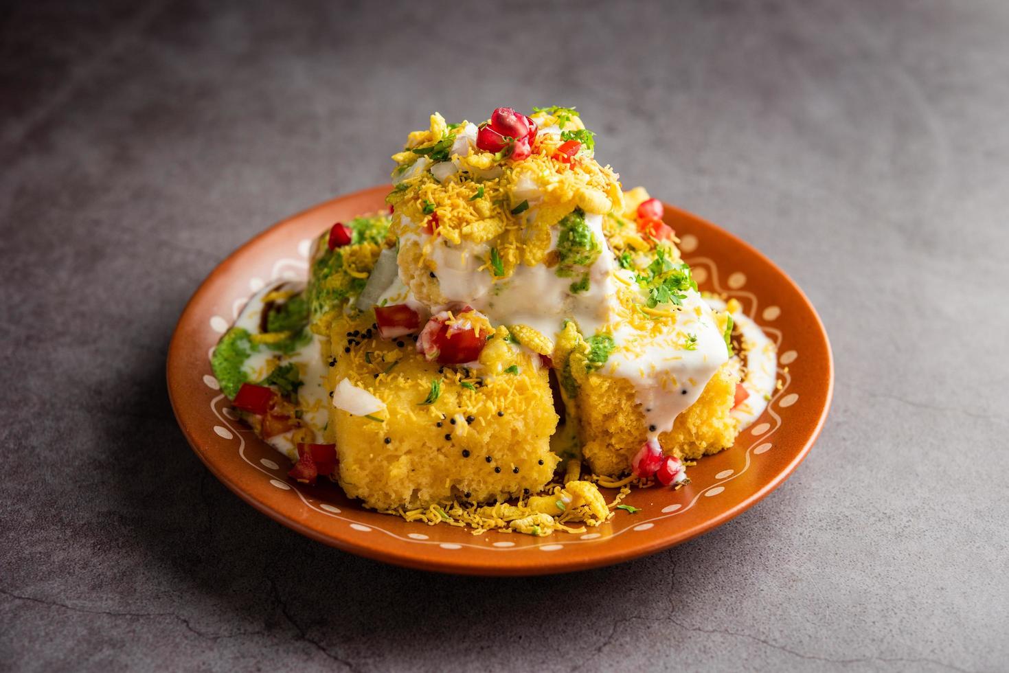 khaman dhokla chaat è un' molto semplice e rinfrescante fusione chaat ricetta fatto utilizzando avanzi dhokla foto