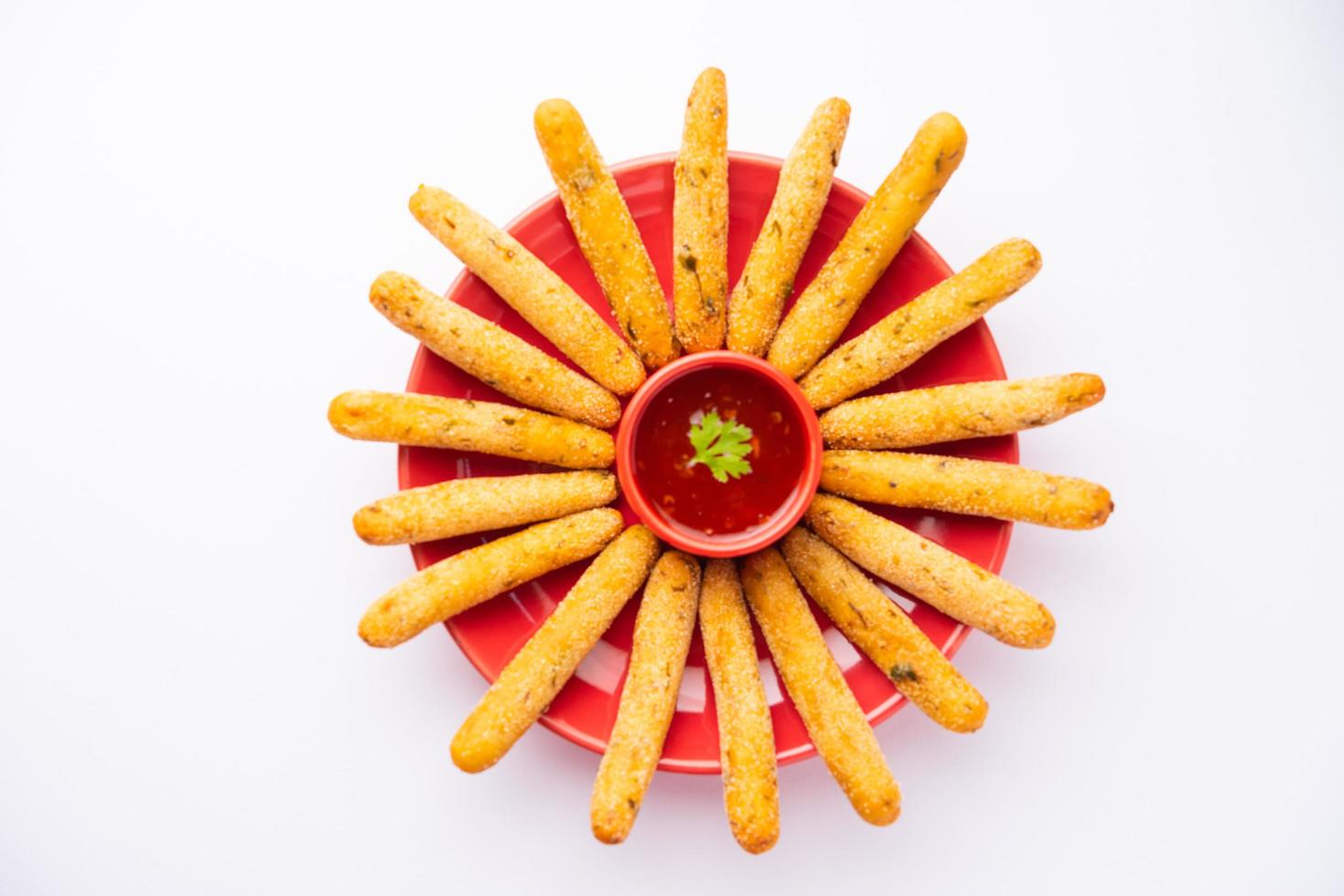 croccante rava aloo dita o Patata semolino fritte dito bastoni servito con ketchup foto