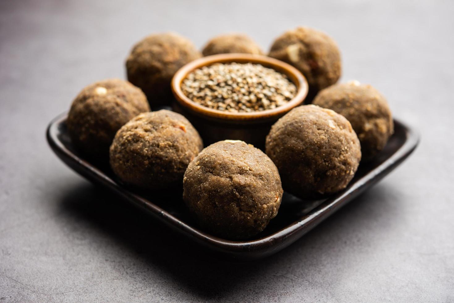 bajra atta ladoo o kuler laddoo - miglio Farina laddu, un' popolare inverno dolce merenda cibo a partire dal India foto