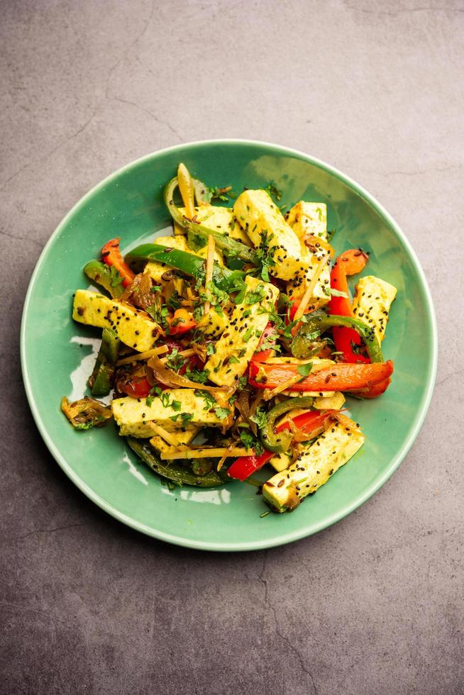 paneer jalfrezi - Villetta formaggio cucinato con peperoni e cipolla foto