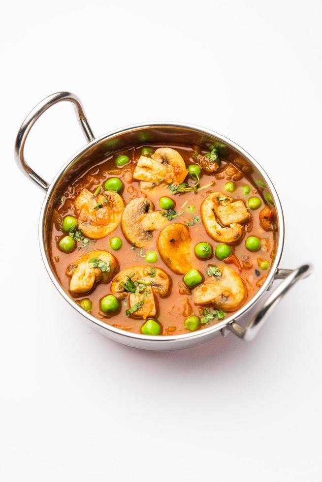 fungo e pisello curry con arrostito aglio, indiano cibo servito nel un' ciotola foto