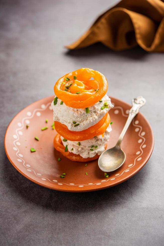 jalebi ghiaccio crema, combinazione di indiano dolce con un' torcere foto