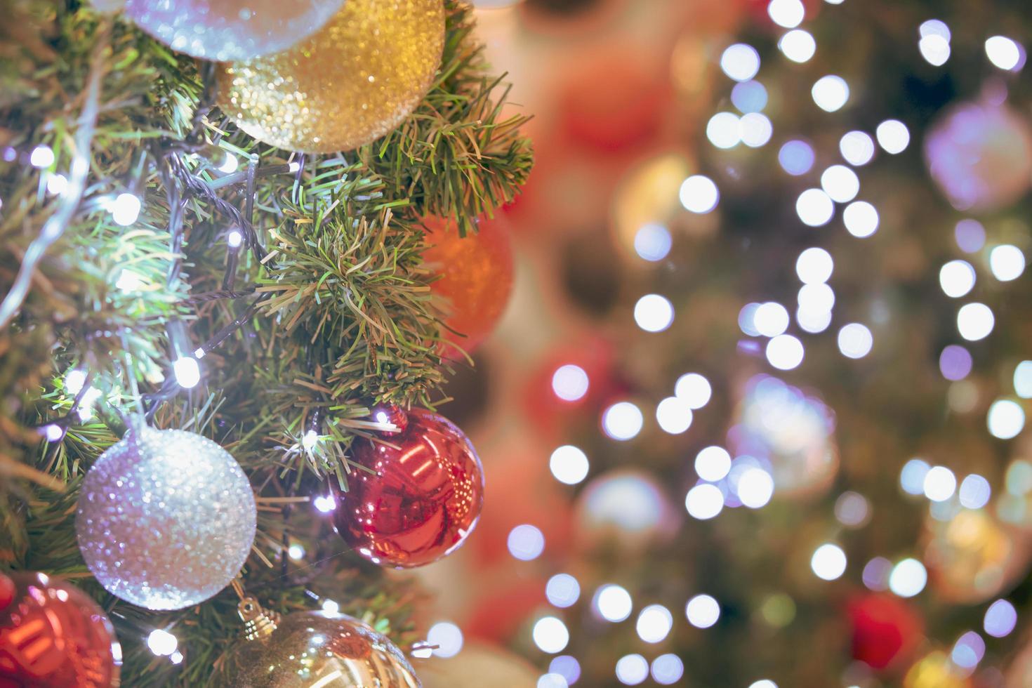 astratto bokeh luci. bokeh sfocatura di luci a notte. luminosa blu, oro, bianca splendore cerchio sfondo per festivo, Natale, e nuovo anno. con copia foto