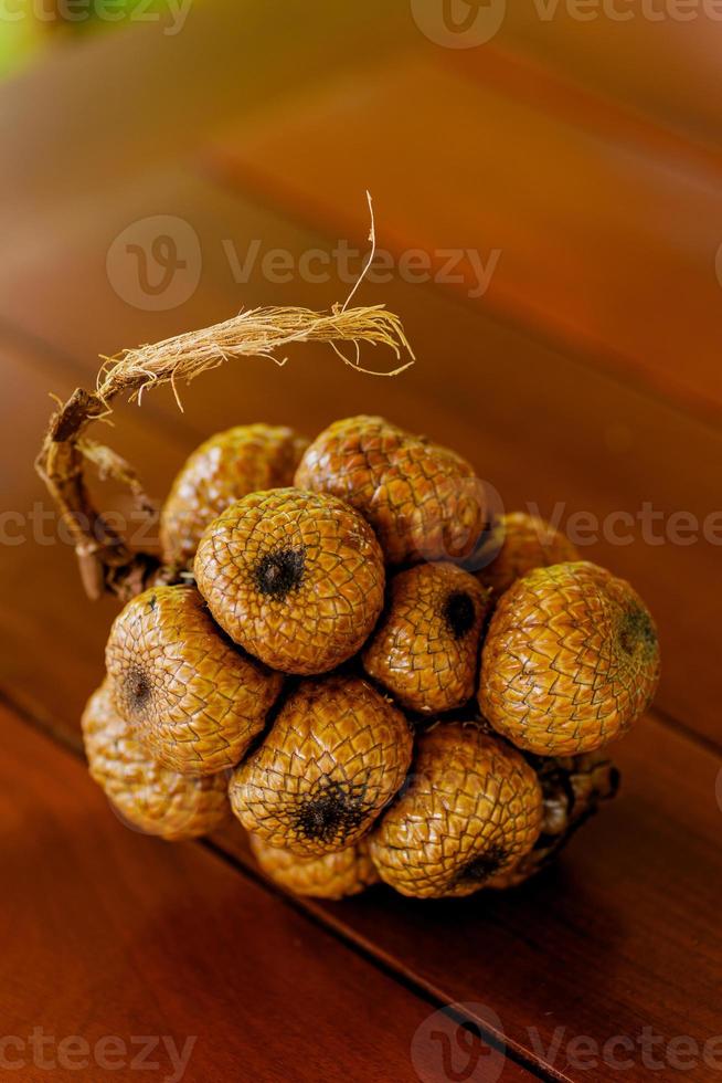 selvaggio salak frutta su di legno tavolo foto