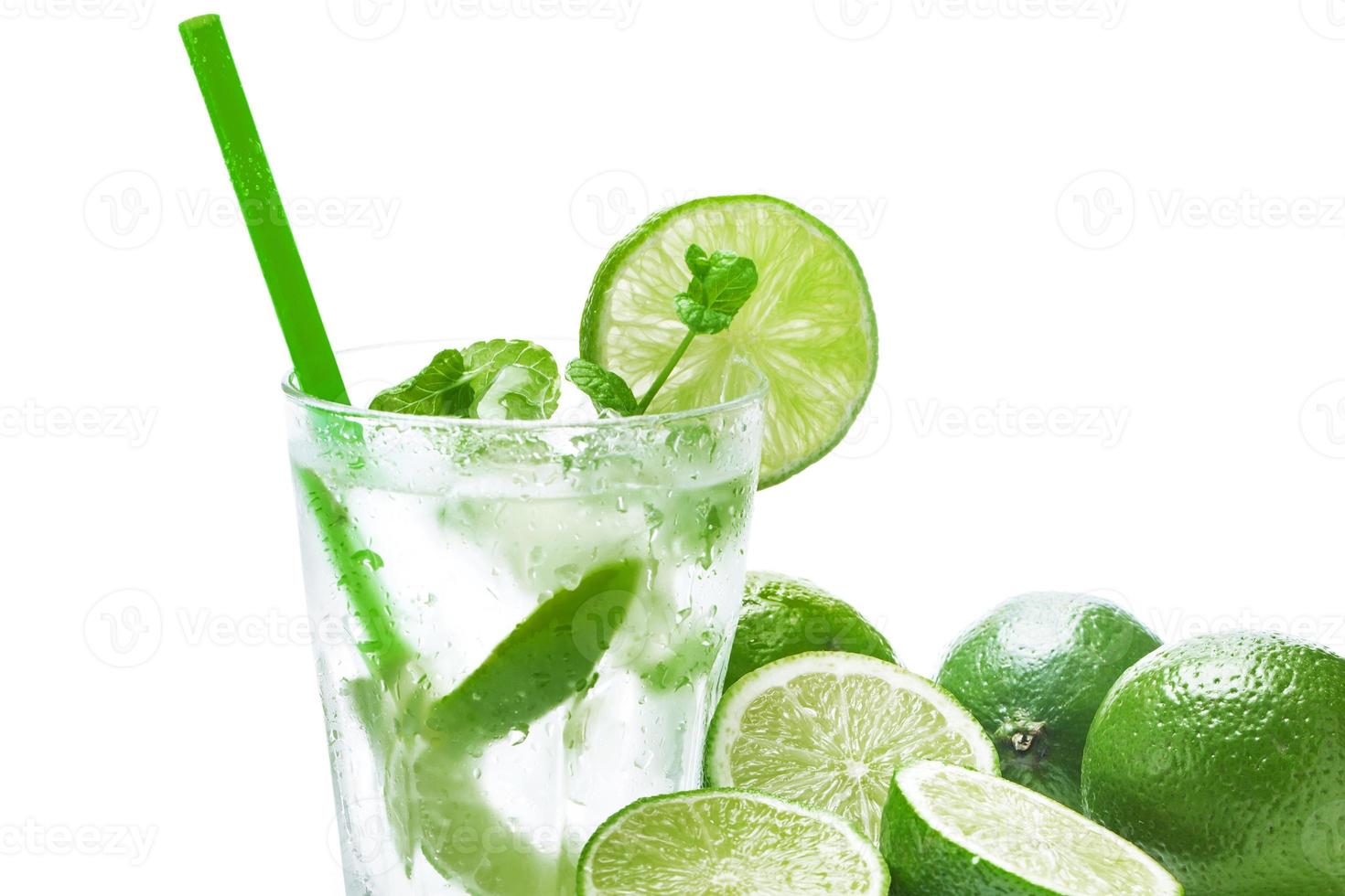 Mojito highball cocktail o rinfrescante bevanda con lime e menta foto