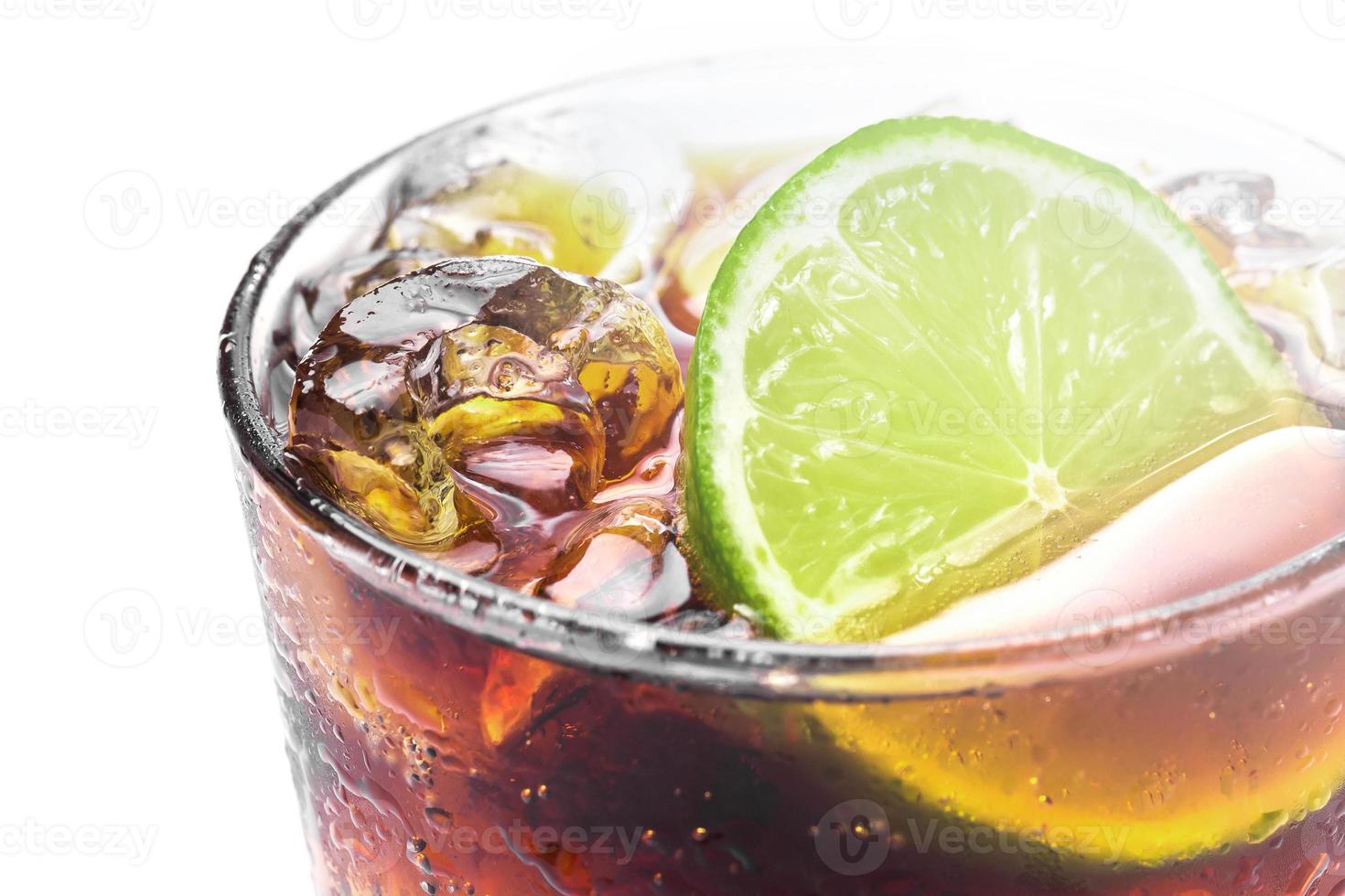 bicchiere di freddo Cuba libre highball cocktail o Coca Cola con ghiaccio cubi foto
