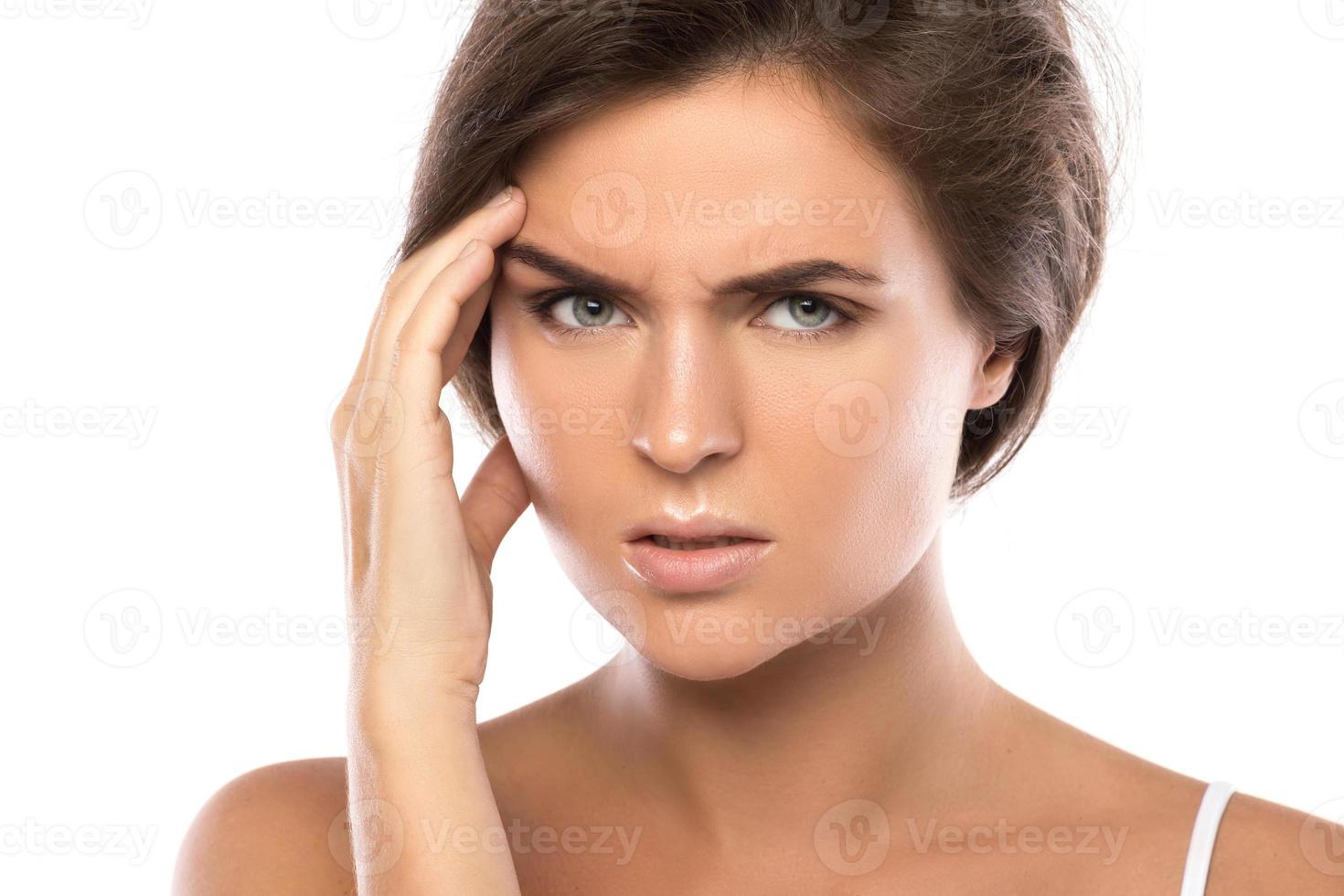 donna con doloroso mal di testa su bianca sfondo foto