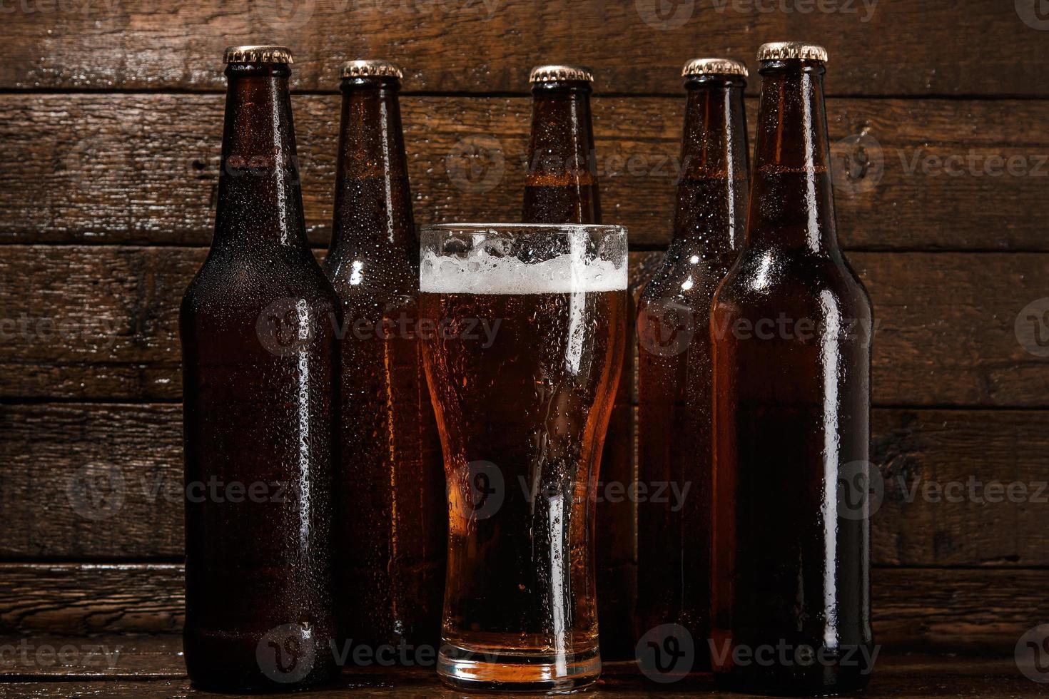 bottiglie e bicchiere di birra foto