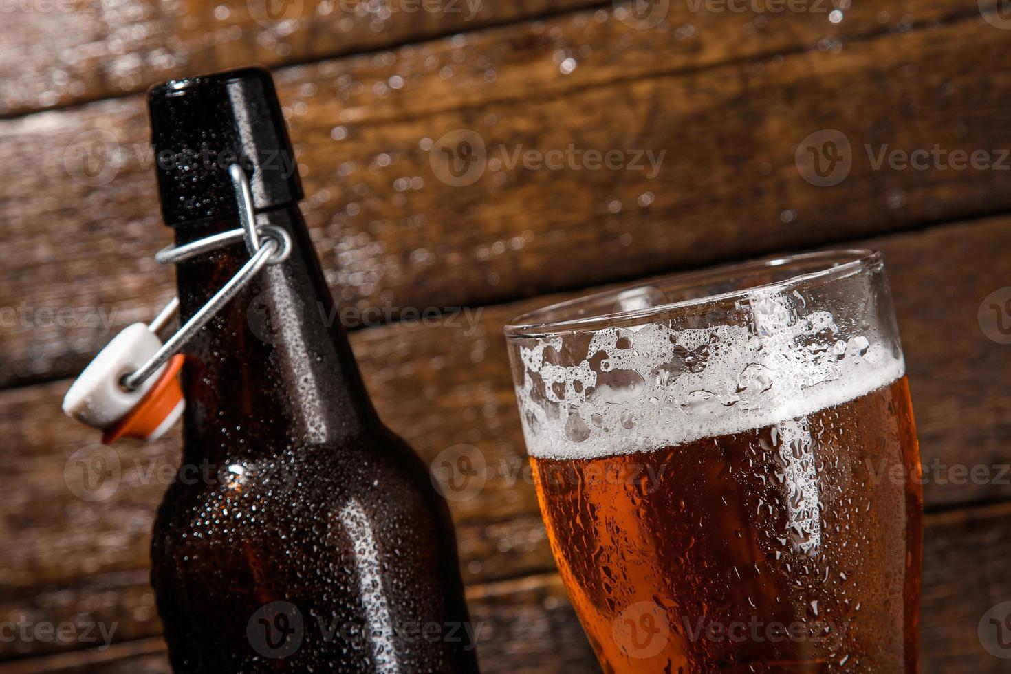 bottiglia e bicchiere di birra foto