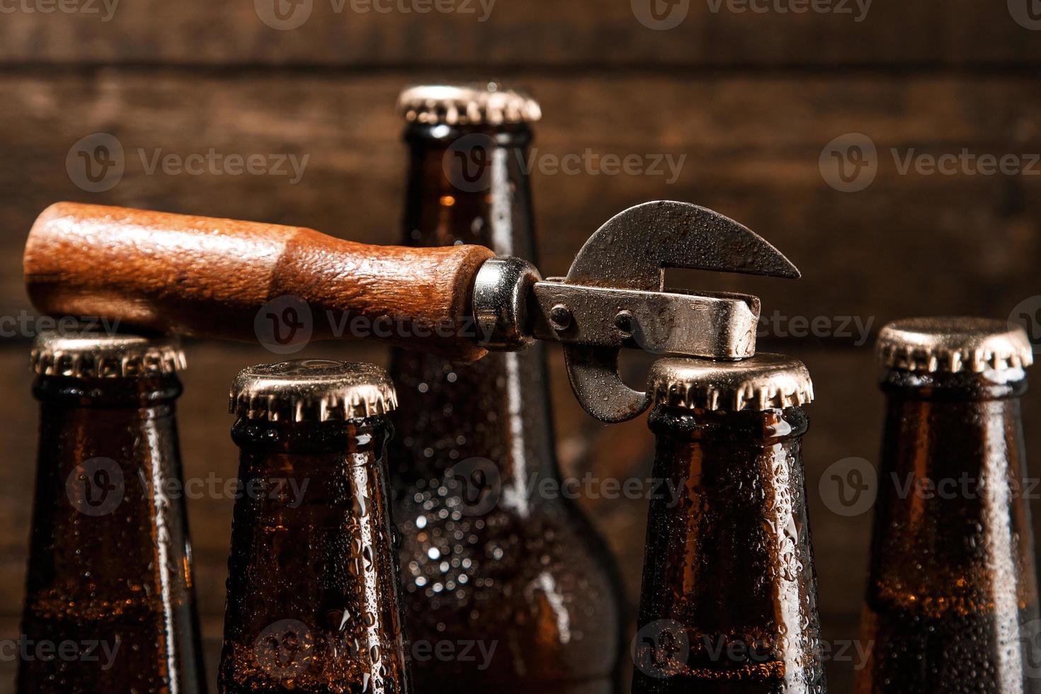 bottiglie con birra e Vintage ▾ opener foto