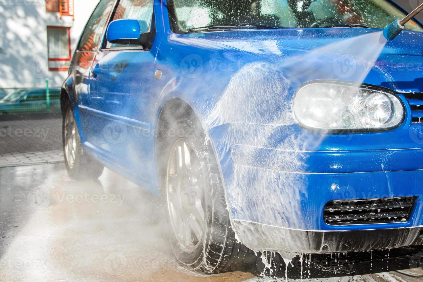 blu auto nel un' auto lavare foto