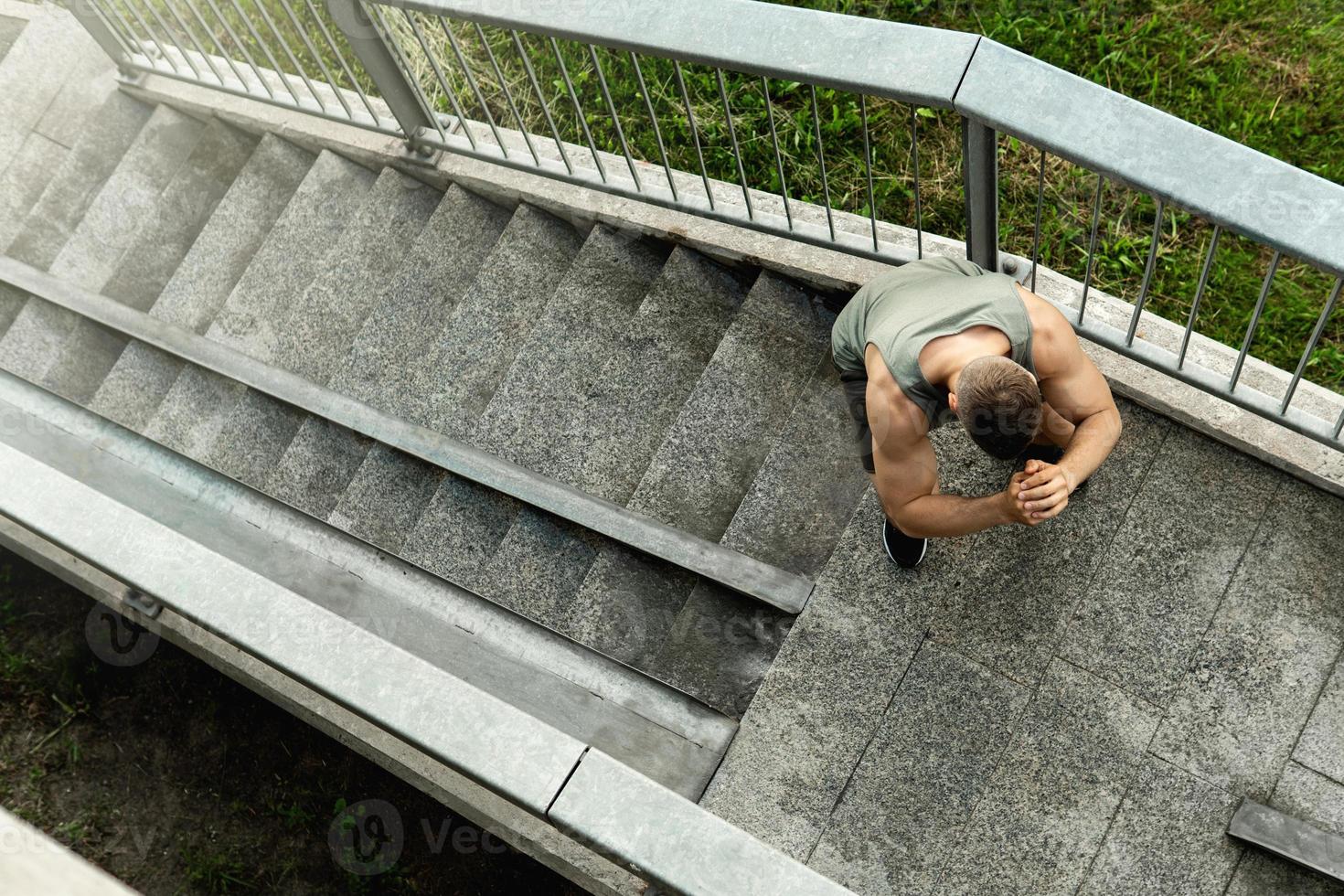 muscolare uomo è fabbricazione squat durante il suo strada allenarsi foto