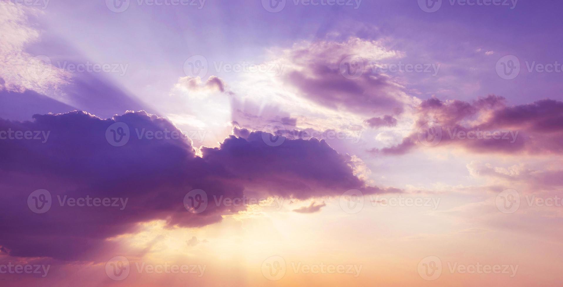 bellissimo viola nuvole con un' sole raggi foto