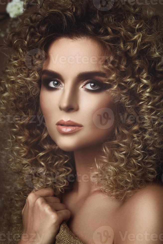 bello giovane donna con afro acconciatura e bellissimo trucco foto