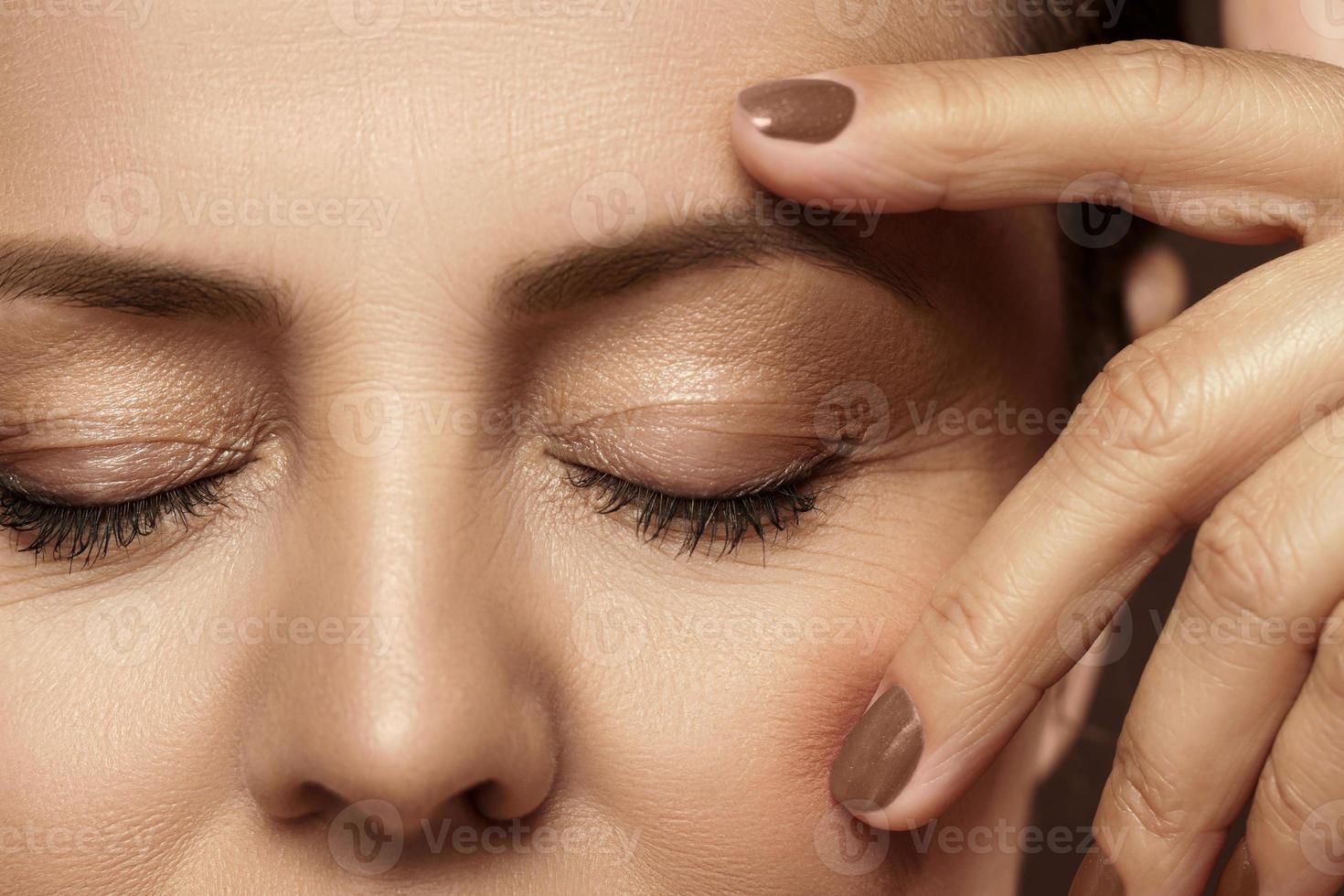 bellissimo mezzo anziano donna con pulito rugosa pelle foto