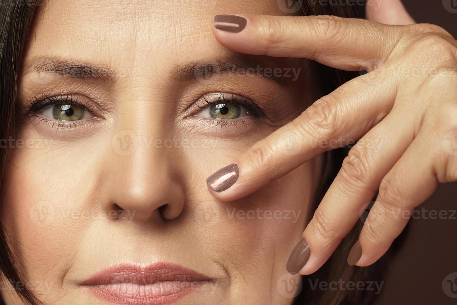 bellissimo mezzo anziano donna con pulito rugosa pelle foto