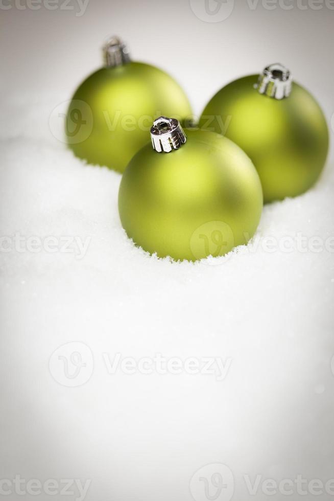 verde Natale ornamenti su neve fiocchi con testo camera foto