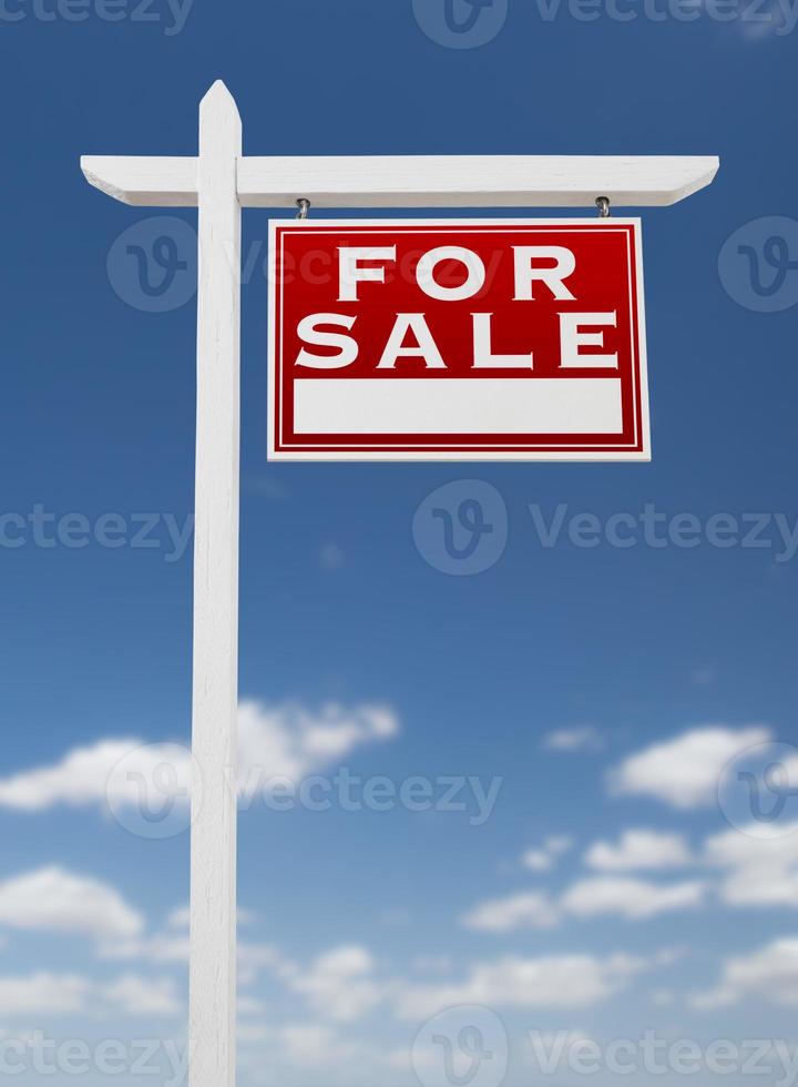 giusto di fronte per vendita vero tenuta cartello su un' blu cielo con nuvole. foto