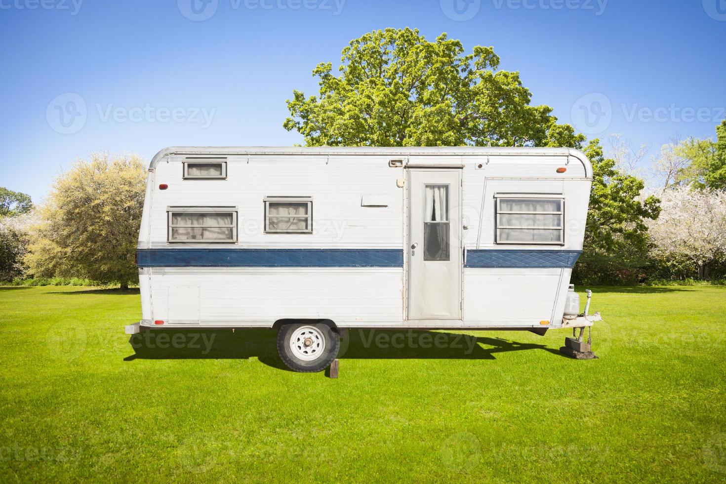 classico vecchio camper trailer nel erba campo foto