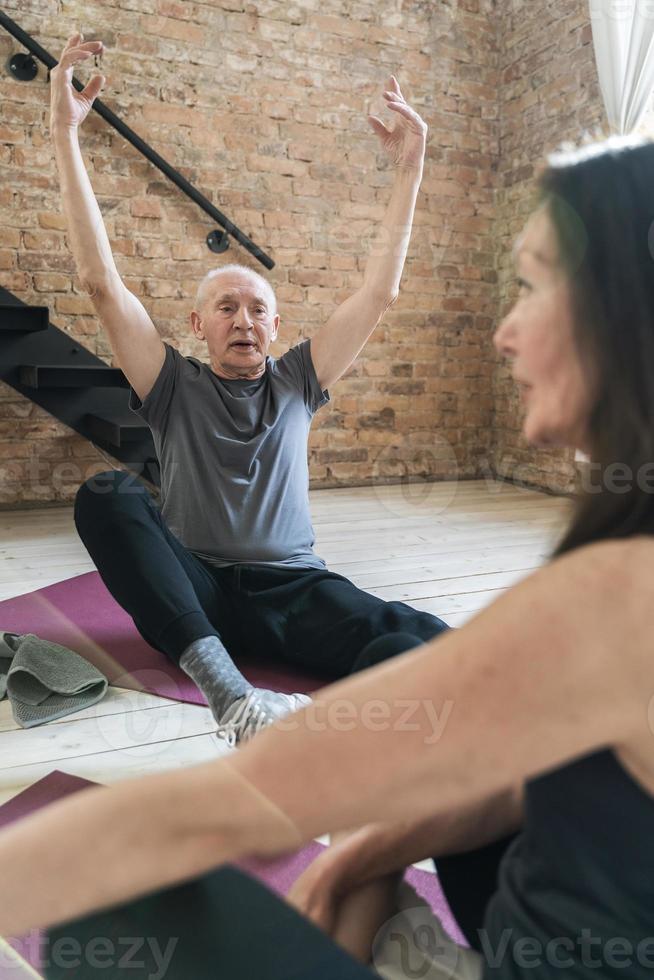 Due anziano persone durante fitness o yoga allenarsi a casa foto