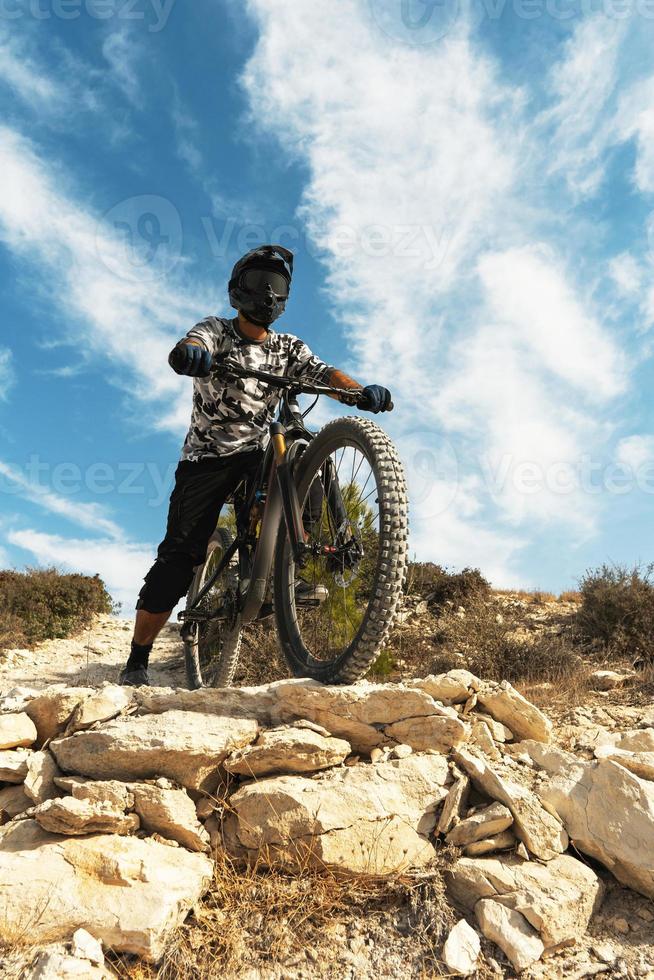 professionale bicicletta ciclista durante discesa cavalcata su il suo bicicletta foto