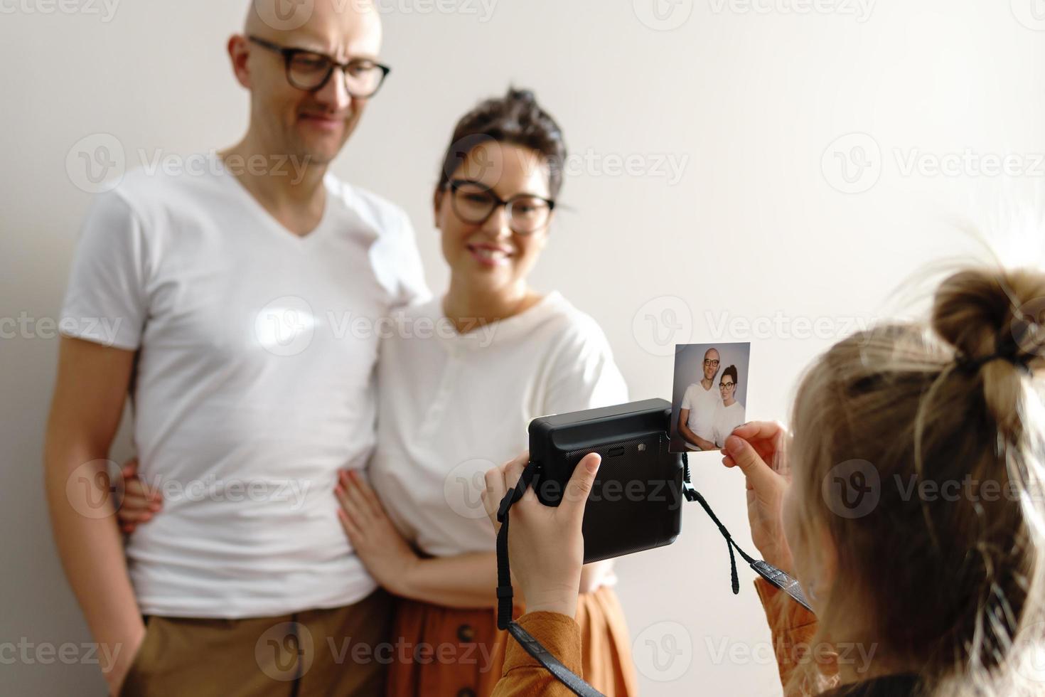 ragazza fatto un' foto di sua genitori utilizzando immediato telecamera