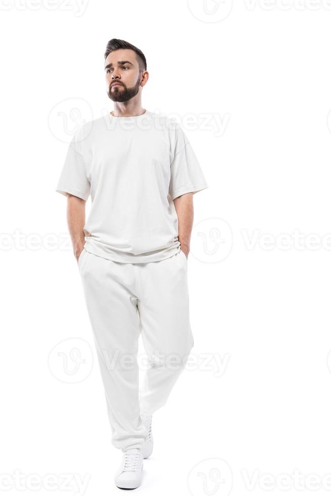 bello uomo indossare bianca Abiti con un' vuoto spazio per design su bianca sfondo foto