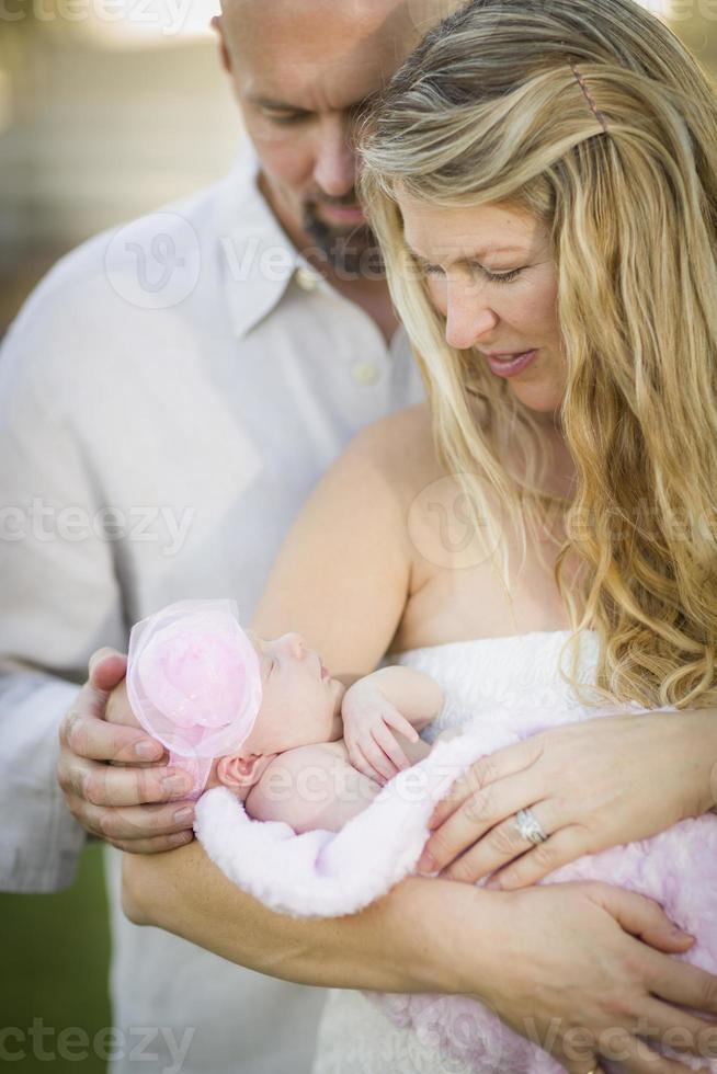 bellissimo giovane coppia Tenere loro neonato bambino ragazza foto