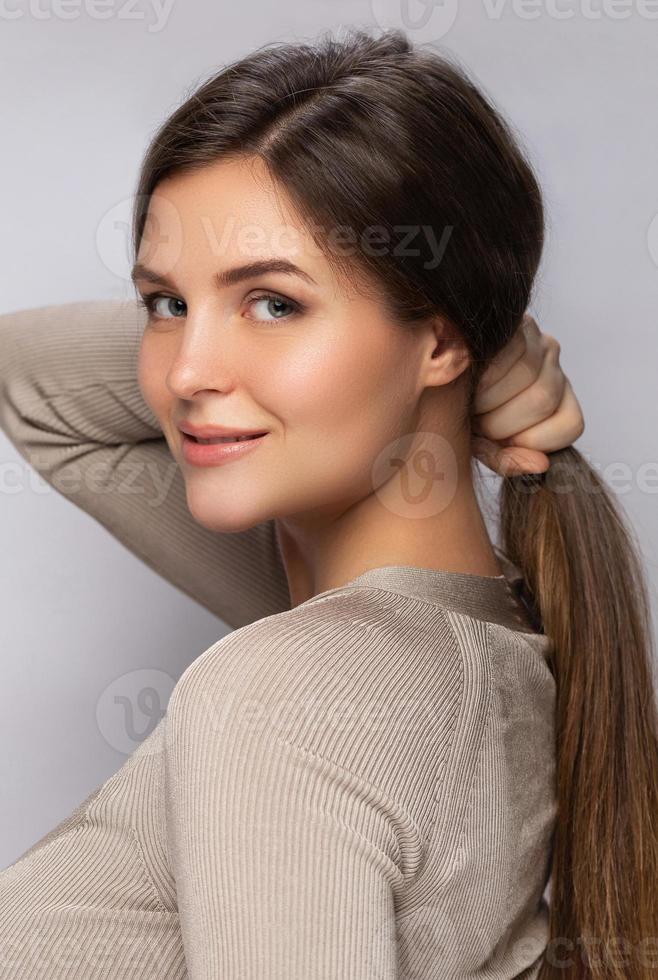 giovane bella donna con un' bellissimo lungo capelli foto