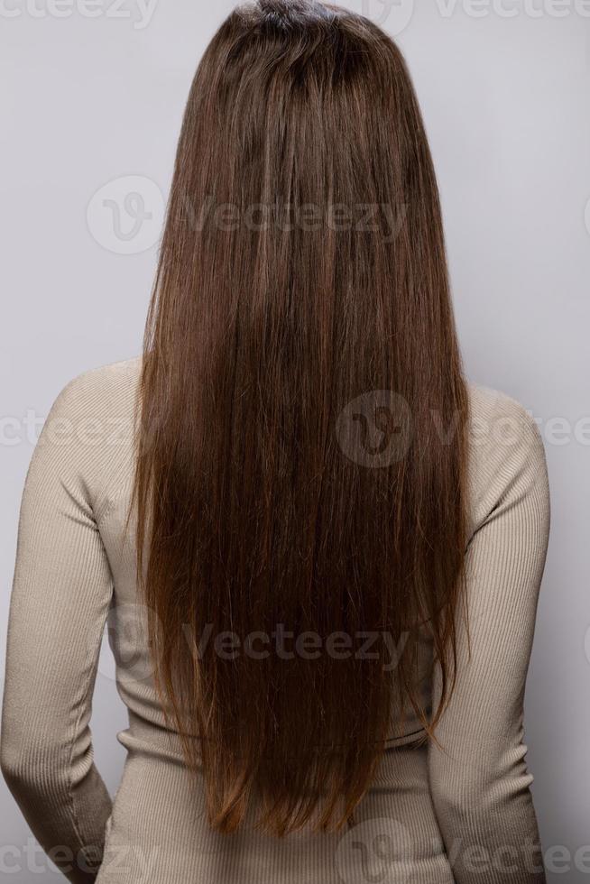 giovane donna mostrando sua salutare naturale capelli foto