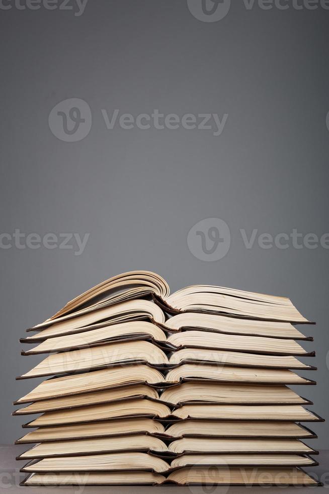 vecchio libri impilati foto