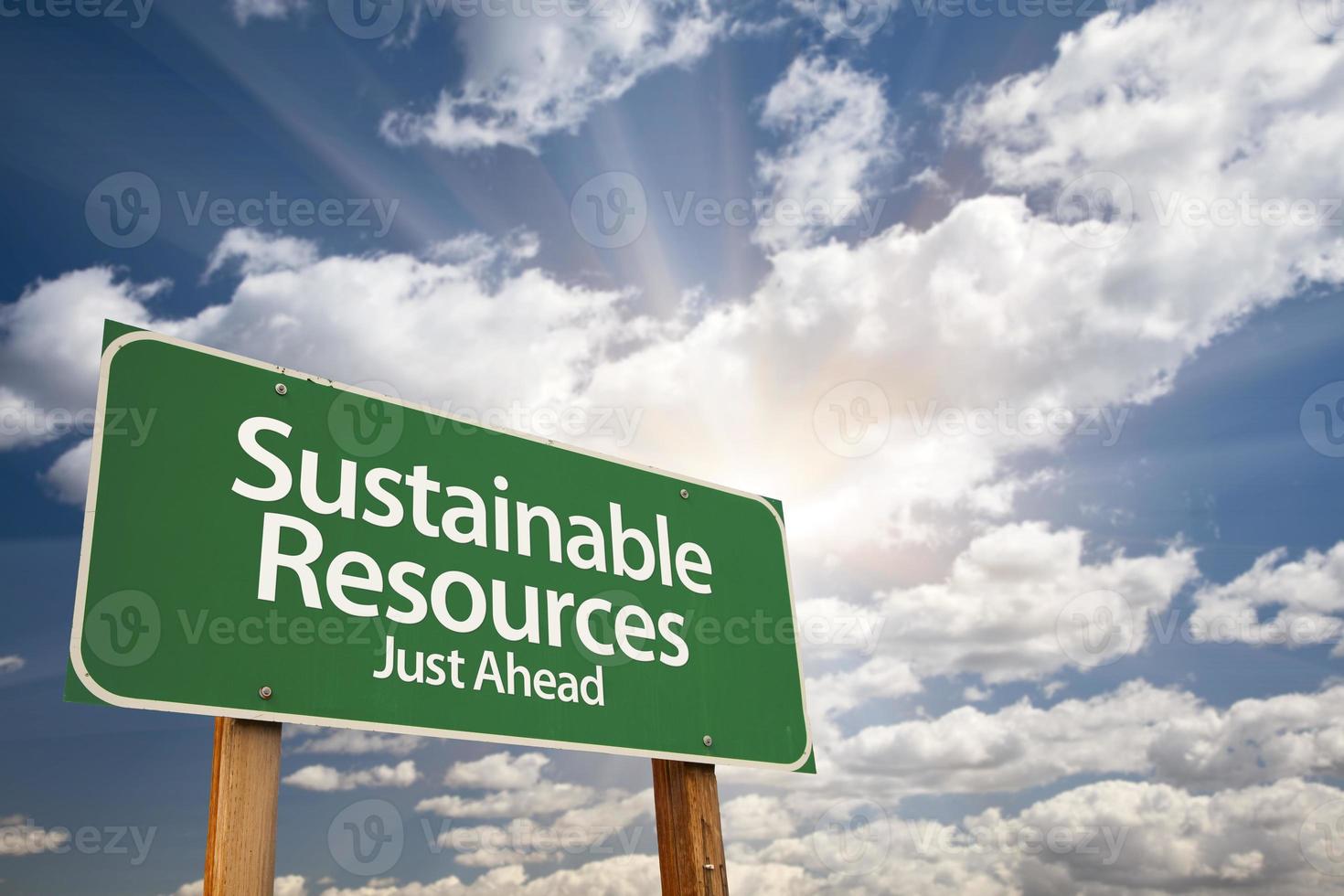 sostenibile risorse verde strada cartello al di sopra di nuvole foto