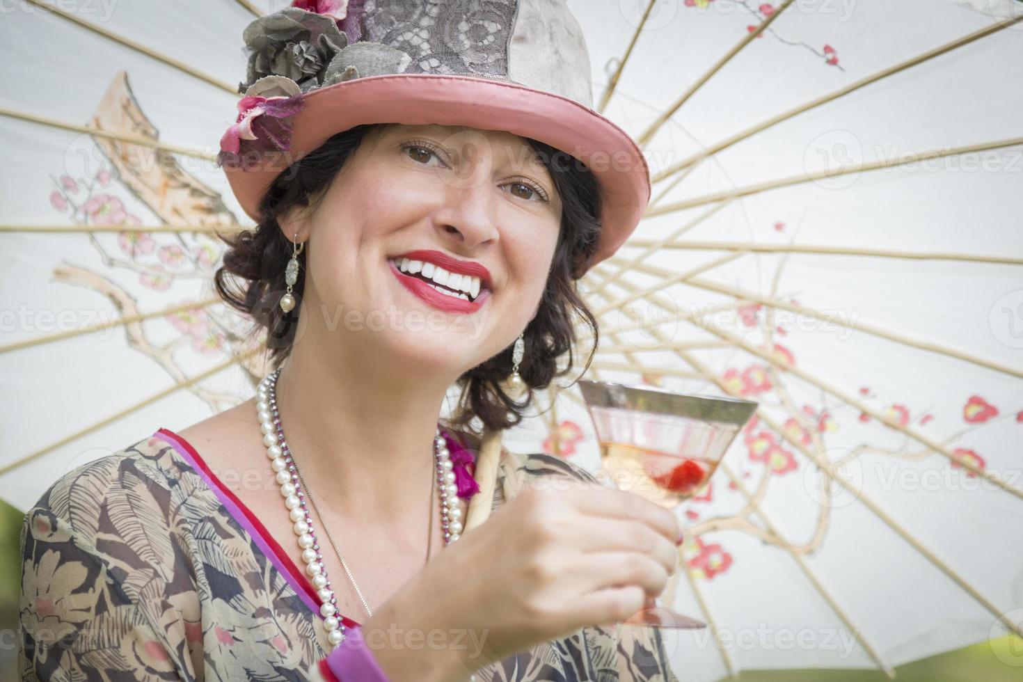 1920 vestito ragazza con parasole e bicchiere di vino ritratto foto