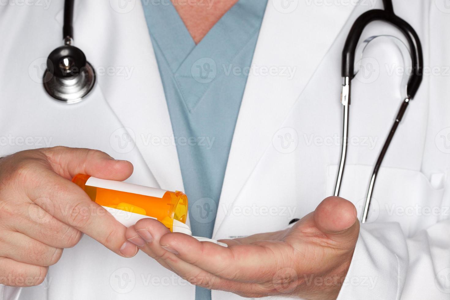 maschio medico astratto scrosciante su pillole foto