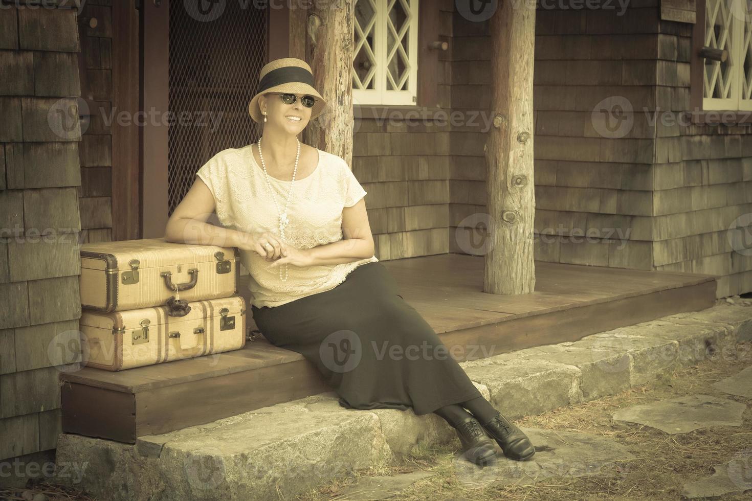 1920 vestito ragazza e valigie su veranda con Vintage ▾ effetto foto