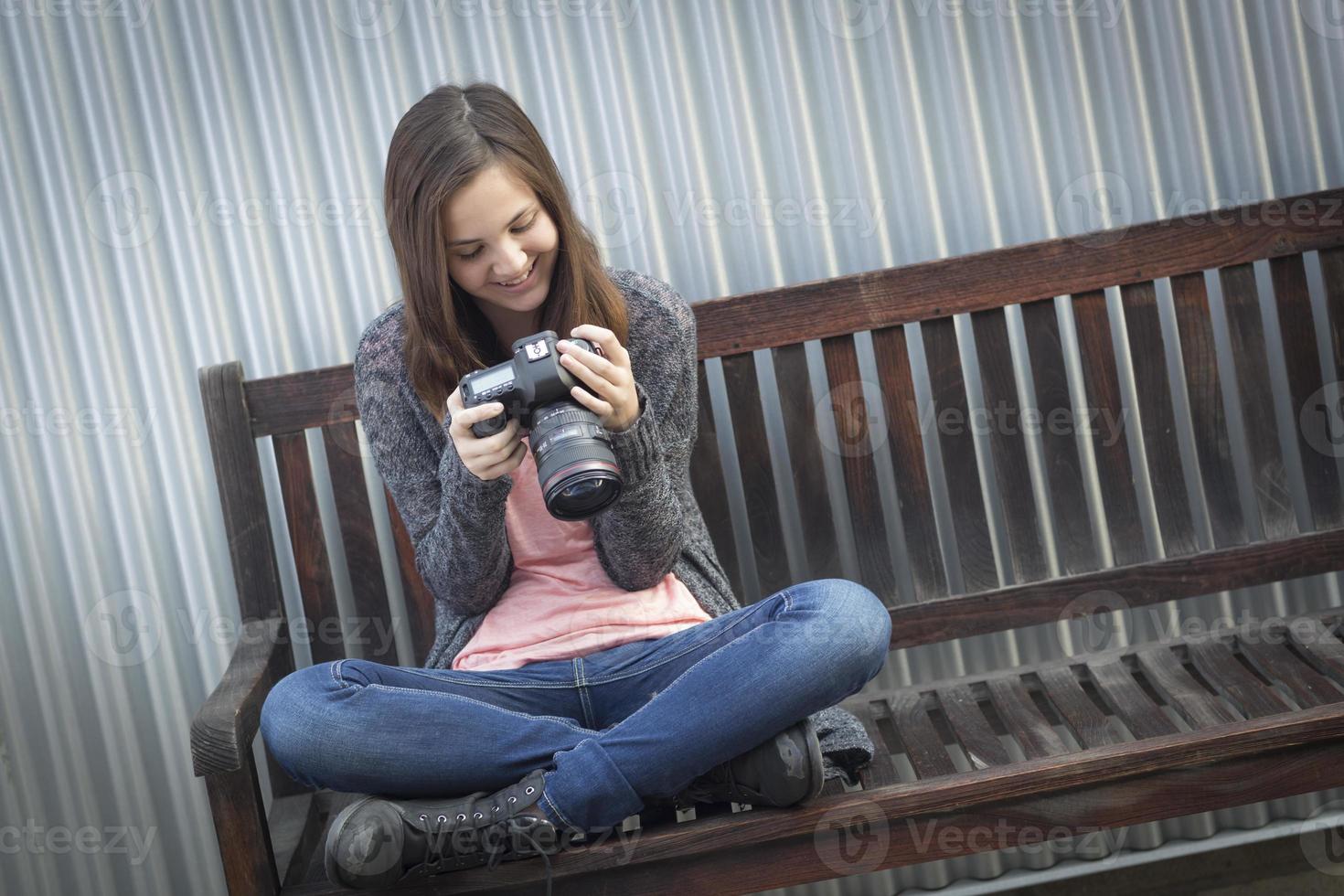 giovane ragazza fotografo guardare a indietro di telecamera foto